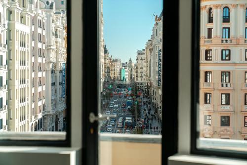 Habitación Doble Deluxe con vistas a la Gran Vía del hotel Vincci Capitol. Foto 5
