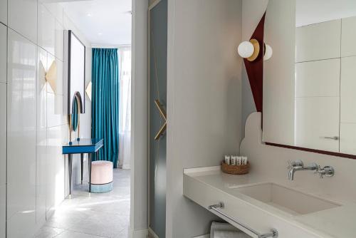 Habitación Doble Deluxe con vistas a la Gran Vía del hotel Vincci Capitol. Foto 6