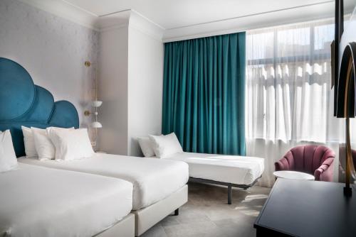 Habitación Triple del hotel Vincci Capitol. Foto 4