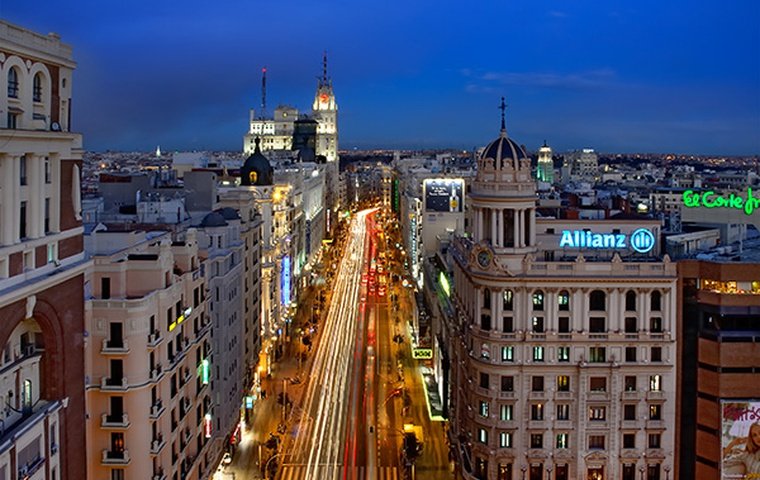 Habitación doble Lujo Vista ciudad del hotel Vincci Capitol. Foto 2