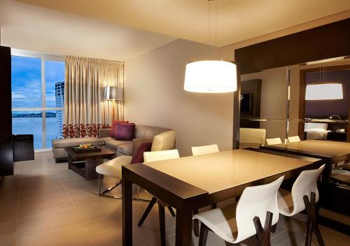 Suite Platinum con vistas al océano del hotel Megapolis Panama. Foto 1