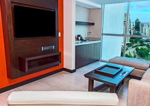Suite con vistas a la ciudad del hotel Megapolis Panama. Foto 3