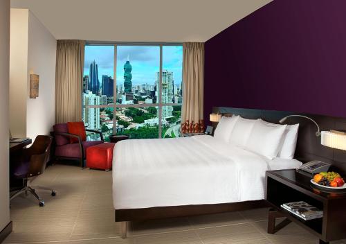 Habitación Deluxe con cama extragrande del hotel Megapolis Panama. Foto 2