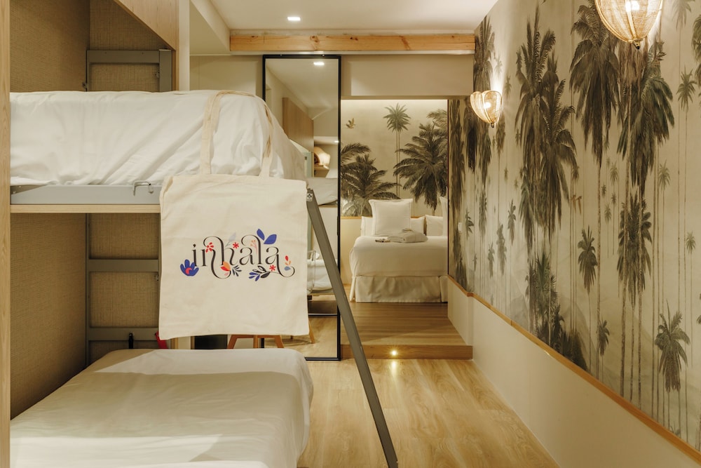 Habitación con 1 cama doble o 2 individuales, 3 camas individuales (with extra bed) del hotel Inhala Garden