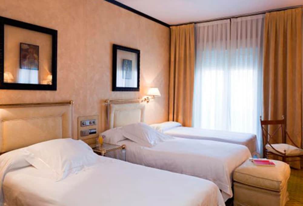 Habitación con 1 cama doble o 2 individuales, 3 camas individuales (with extra bed) del hotel Inhala Garden. Foto 1