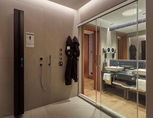 Suite Spa con terraza y acceso al club Wellington del hotel Wellington and Spa Madrid. Foto 1