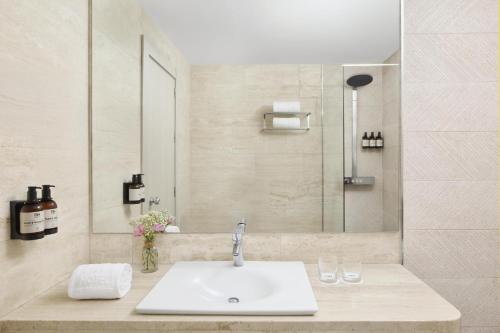 Habitación Doble Superior con 1 cama supletoria - 1 o 2 camas del hotel Nh Madrid Ventas. Foto 1