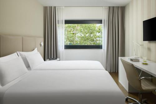 Habitación Familiar Comunicada con cama supletoria del hotel Nh Madrid Ventas. Foto 1