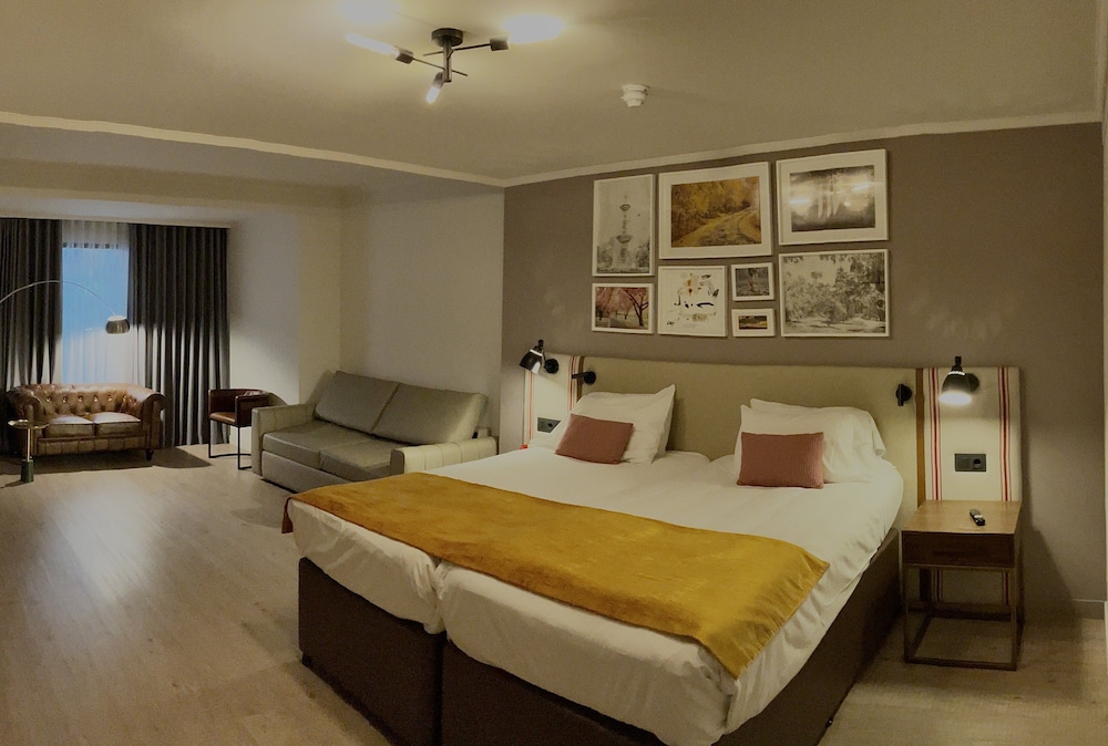Suite, varias camas del hotel Indigo Madrid - Princesa, An Ihg