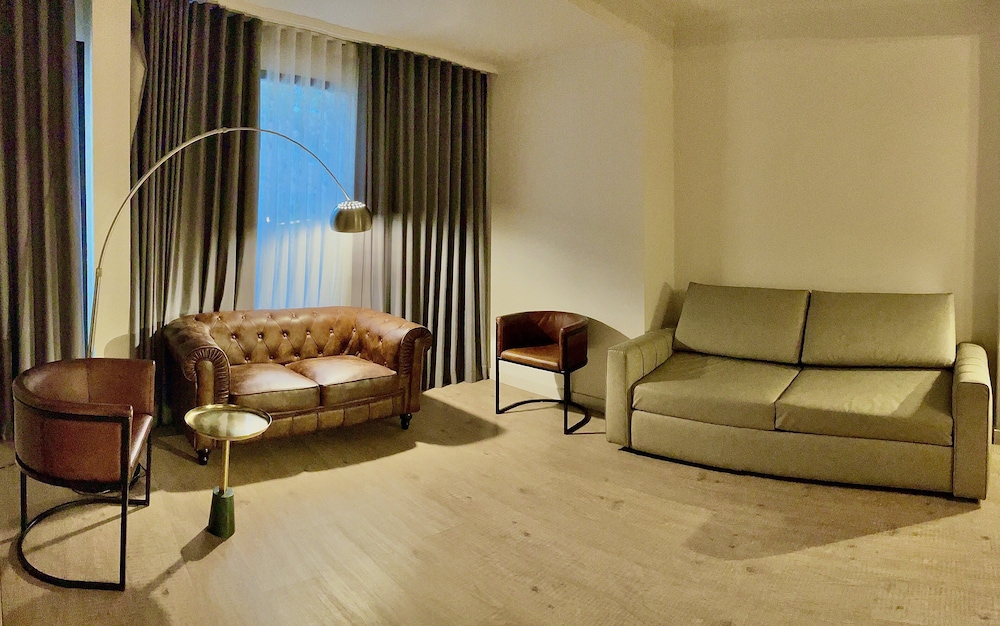 Suite, varias camas del hotel Indigo Madrid - Princesa, An Ihg. Foto 7