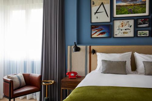 Habitación Doble con cama extragrande y ducha a ras de suelo - Adaptada para personas con movilidad reducida - No fumadores del hotel Indigo Madrid - Princesa, An Ihg. Foto 1