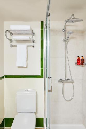 Habitación Doble con cama extragrande y ducha a ras de suelo - Adaptada para personas con movilidad reducida - No fumadores del hotel Indigo Madrid - Princesa, An Ihg. Foto 5