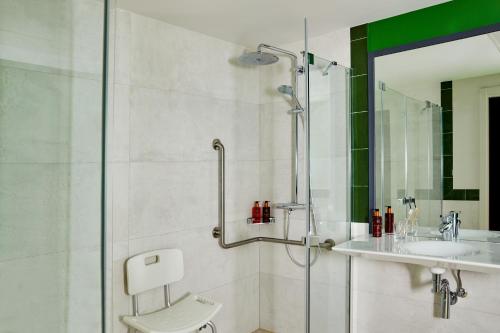 Habitación Doble con cama extragrande y ducha a ras de suelo - Adaptada para personas con movilidad reducida - No fumadores del hotel Indigo Madrid - Princesa, An Ihg. Foto 6