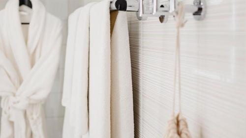 Habitación Doble con cama extragrande y ducha a ras de suelo - Adaptada para personas con movilidad reducida - No fumadores del hotel Indigo Madrid - Princesa, An Ihg. Foto 7