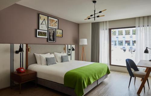 Habitación Doble con cama extragrande y ducha a ras de suelo - Adaptada para personas con movilidad reducida - No fumadores del hotel Indigo Madrid - Princesa, An Ihg. Foto 8