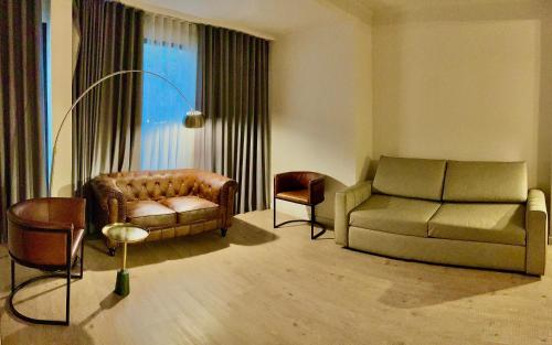 Habitación Doble Superior con sofá cama y cama grande del hotel Indigo Madrid - Princesa, An Ihg. Foto 4