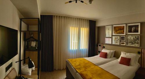 Habitación Doble Estándar - 2 camas del hotel Indigo Madrid - Princesa, An Ihg. Foto 8