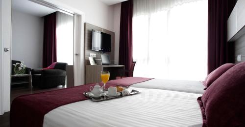 Habitación doble con salón del hotel Serrano