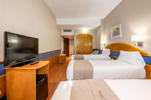 Habitación triple Sofá Cama incluido 2 Camas individuales del hotel Agumar