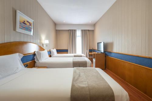 Habitación triple Sofá Cama incluido 2 Camas individuales del hotel Agumar. Foto 1