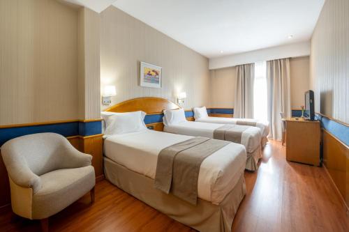 Habitación triple Sofá Cama incluido 2 Camas individuales del hotel Agumar. Foto 3