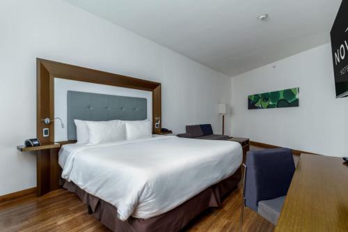 Habitación Familiar con cama extragrande y sofá cama del hotel Novotel Panama City. Foto 1