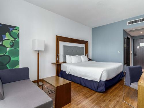 Habitación Superior con cama extragrande del hotel Novotel Panama City