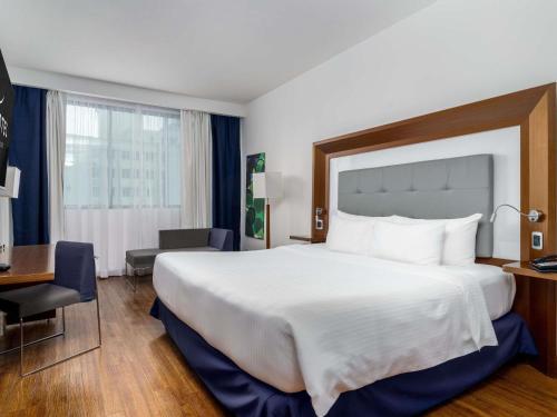 Habitación Superior con cama extragrande del hotel Novotel Panama City. Foto 1