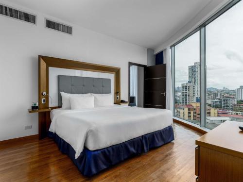 Suite Superior con 1 cama extragrande del hotel Novotel Panama City. Foto 1