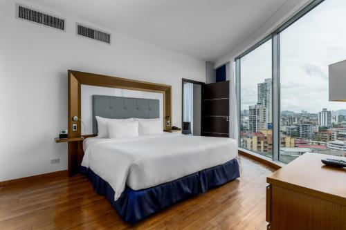 Habitación Familiar con cama extragrande y sofá cama del hotel Novotel Panama City. Foto 2