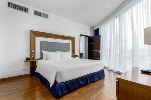 Habitación Familiar con cama extragrande y sofá cama del hotel Novotel Panama City. Foto 3