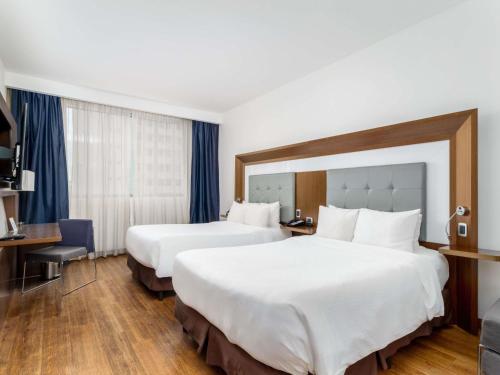 Habitación Executive con 2 camas dobles y sofá cama del hotel Novotel Panama City