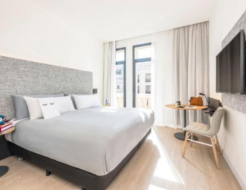 Habitación Innside con vistas a la Gran Vía del hotel Innside By Meliá Madrid Gran Vía