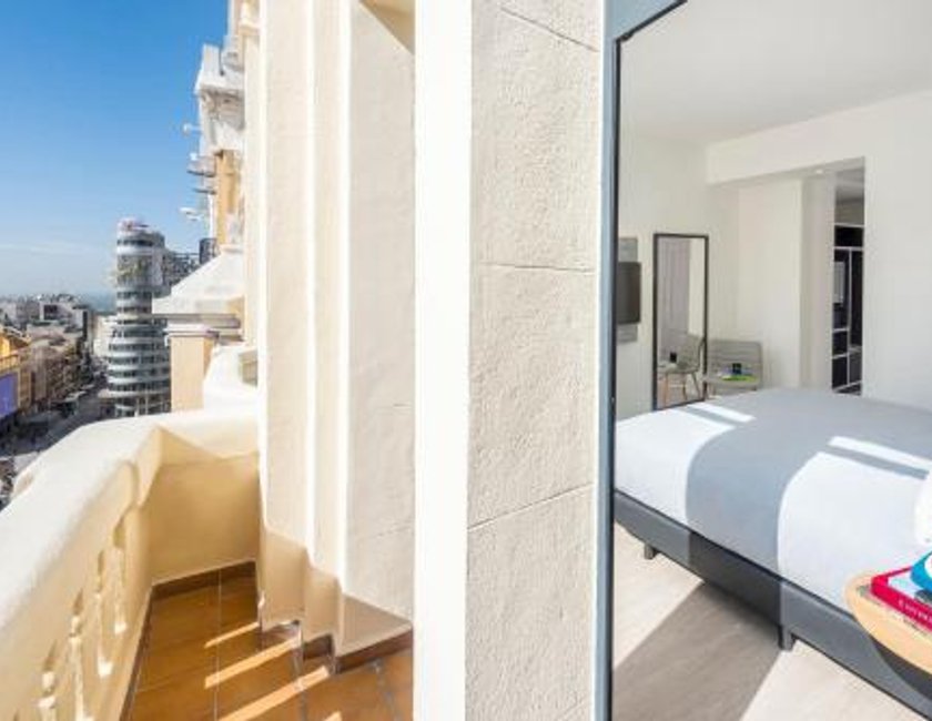 Habitación Innside con vistas a la Gran Vía del hotel Innside By Meliá Madrid Gran Vía. Foto 1
