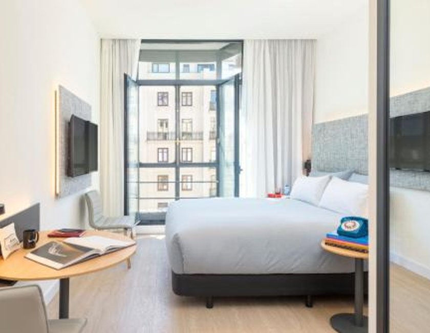 Habitación Innside con vistas a la Gran Vía del hotel Innside By Meliá Madrid Gran Vía. Foto 3