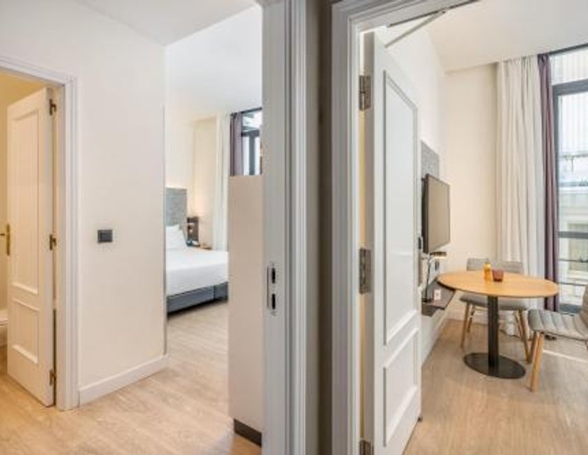 Habitación comunicada por el interior con vistas del hotel Innside By Meliá Madrid Gran Vía. Foto 4