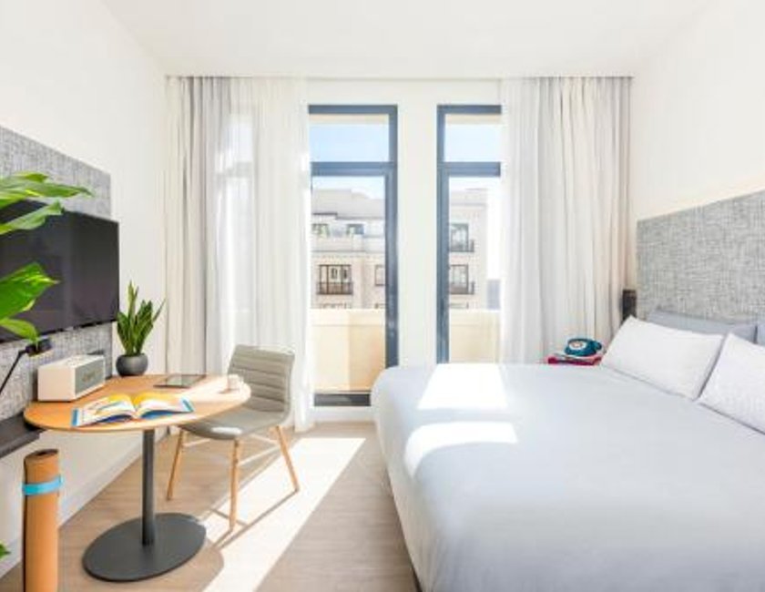 Habitación doble Exterior 1 Cama king con salón Vista ciudad Sofá Cama incluido del hotel Innside By Meliá Madrid Gran Vía. Foto 1