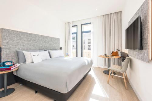 Habitación Innside con vistas a la Gran Vía del hotel Innside By Meliá Madrid Gran Vía