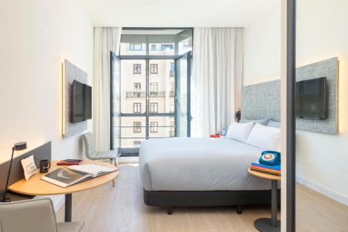 Habitación Innside con vistas a la Gran Vía del hotel Innside By Meliá Madrid Gran Vía. Foto 1