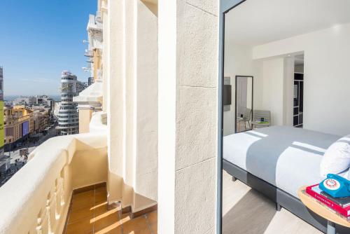 Habitación Innside con vistas a la Gran Vía del hotel Innside By Meliá Madrid Gran Vía. Foto 2