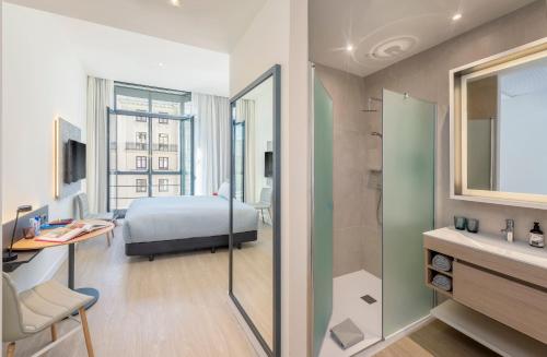 Habitación Innside con vistas a la Gran Vía del hotel Innside By Meliá Madrid Gran Vía. Foto 3