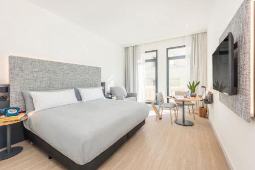 Estudio y Habitación Innside comunicados con vistas del hotel Innside By Meliá Madrid Gran Vía