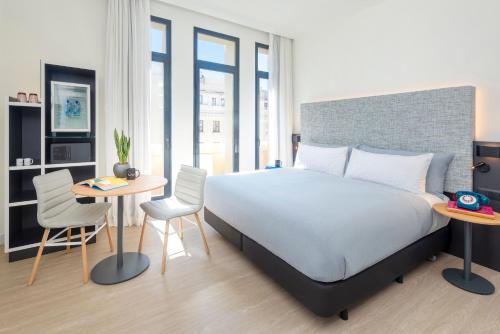 Habitación Innside comunicada con vistas del hotel Innside By Meliá Madrid Gran Vía