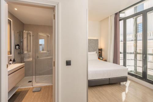 Habitación doble Comunicada 1 Cama king 1 Cama queen Vista ciudad Agradable del hotel Innside By Meliá Madrid Gran Vía. Foto 2