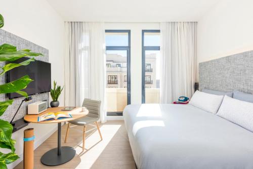 Habitación doble Exterior 1 Cama king con salón Vista ciudad Sofá Cama incluido del hotel Innside By Meliá Madrid Gran Vía. Foto 4