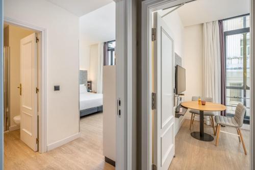 Habitación Innside Premium Comunicada del hotel Innside By Meliá Madrid Gran Vía. Foto 2