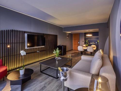 Suite Executive - Cama extragrande del hotel Pullman Lima San Isidro. Foto 1