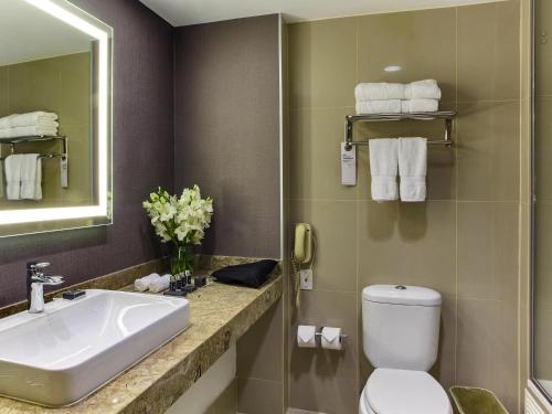 Suite Junior con cama extragrande del hotel Pullman Lima San Isidro