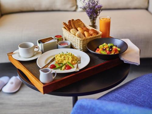 Suite Junior con cama extragrande del hotel Pullman Lima San Isidro. Foto 3