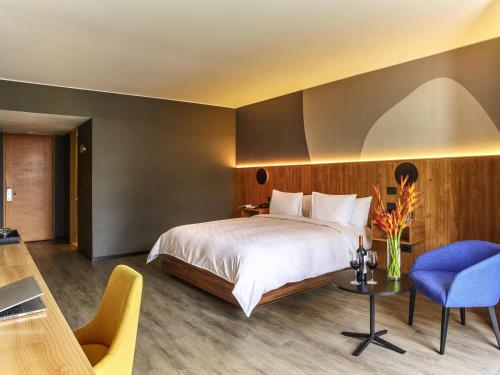 Habitación Superior con cama extragrande del hotel Pullman Lima San Isidro